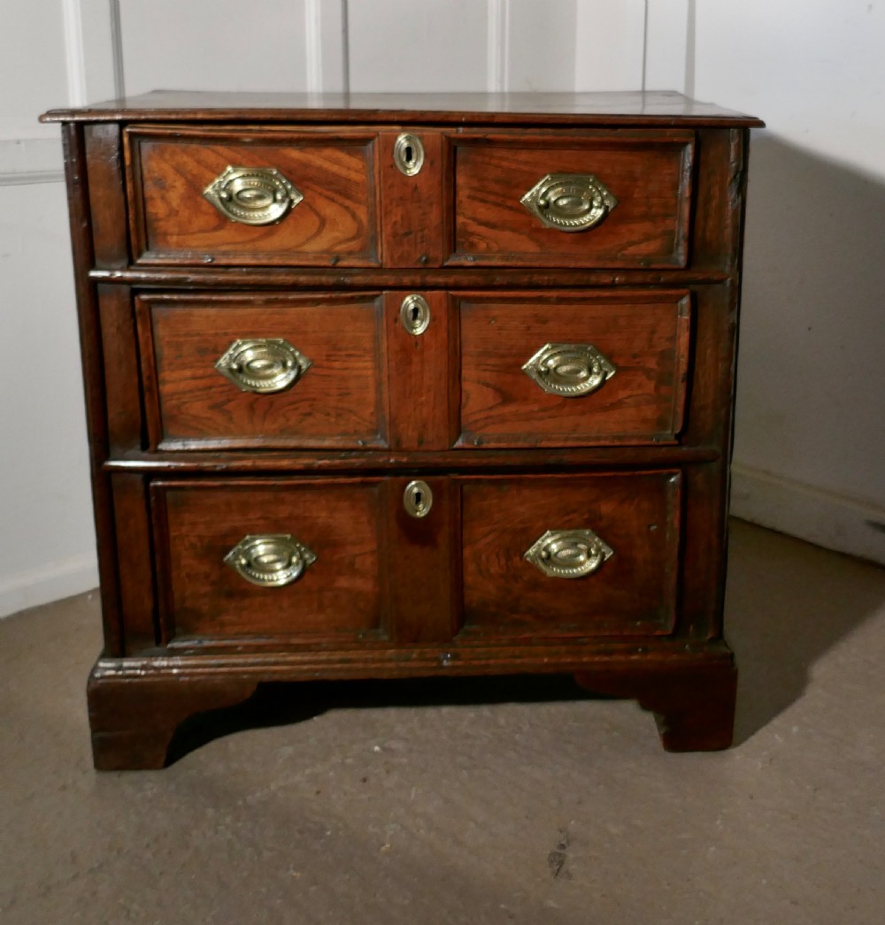 18 th century small elm country chest of drawers